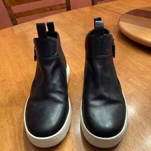 Vionic women’s Black leather sneakers. Size 5